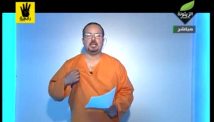 بالفيديو.. مذيع تونسي يرتدي بدلة الإعدام تضامنًا مع قيادات الإخوان