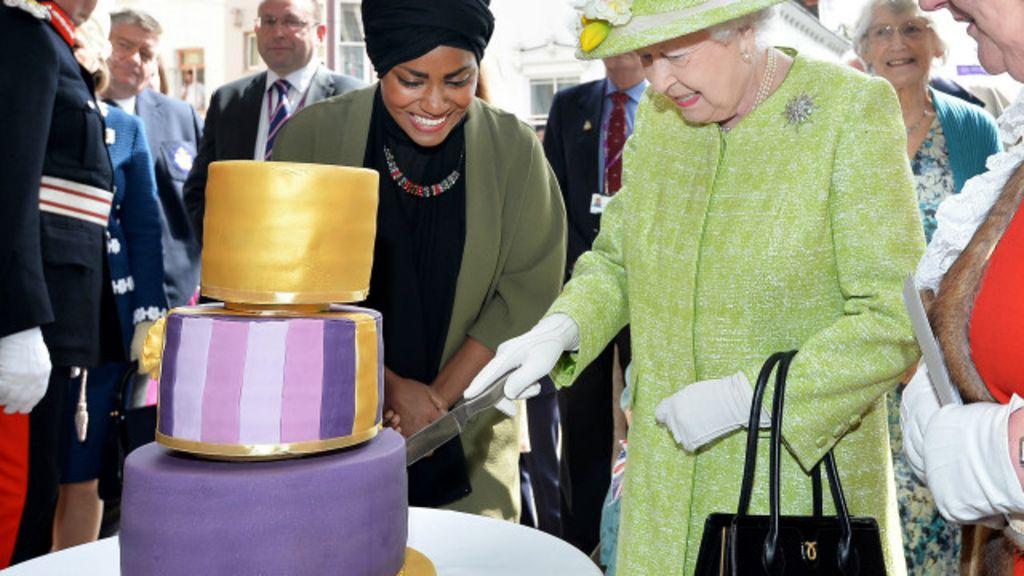 بالفيديو.. اختيار فتاة مسلمة لإعداد “كعكة” عيد ميلاد ملكة بريطانيا
