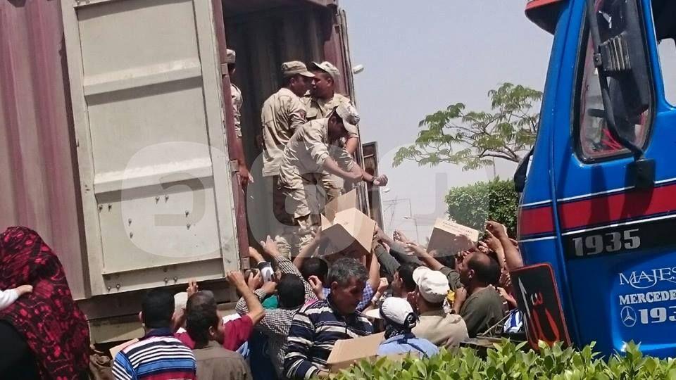 بالصور.. الجيش يوزع مواد تموينية على المواطنين خوفا من دعوات 25 إبريل