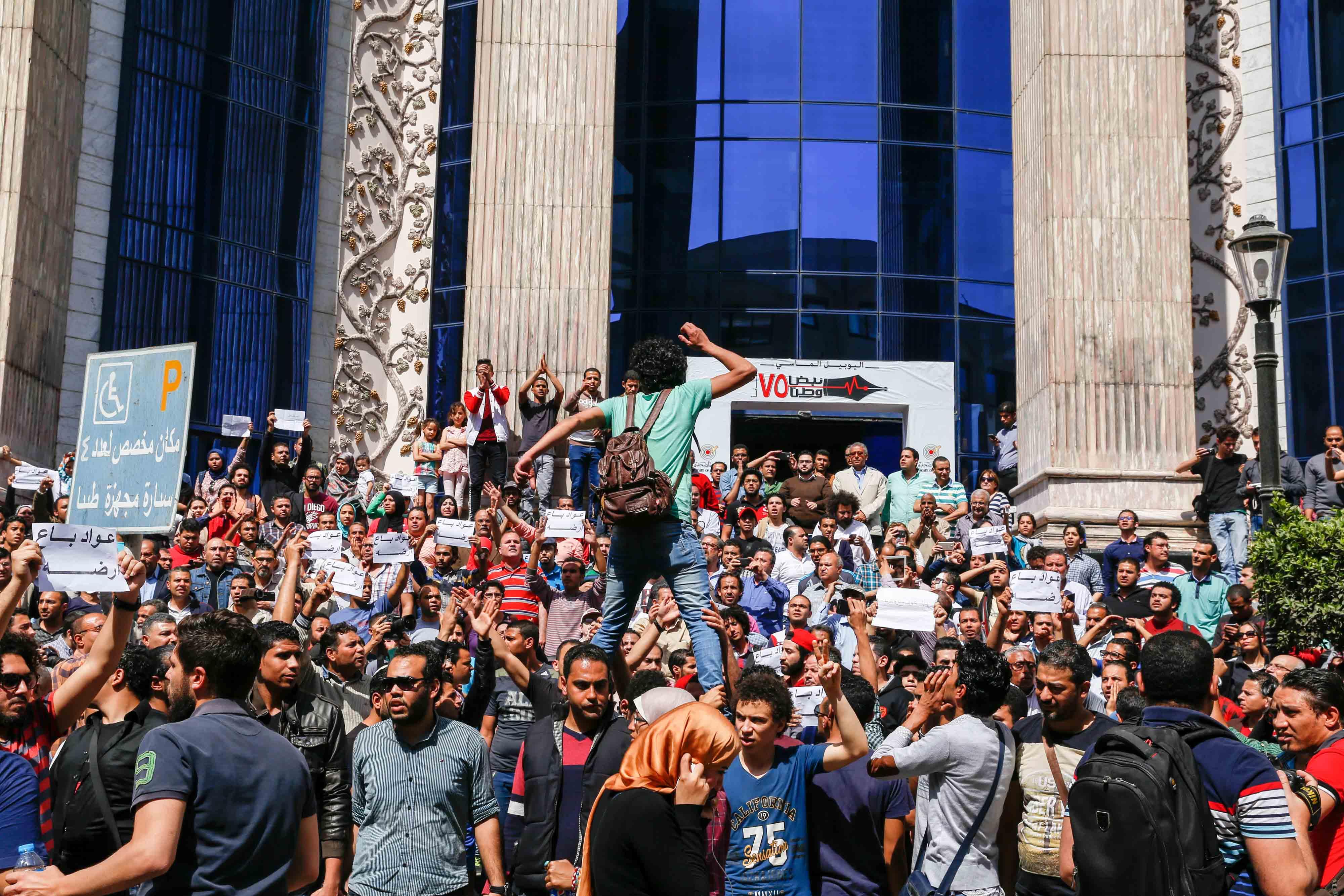 “الصحفيين” تستنكر القبض على عدد من أعضائها في مظاهرات اليوم