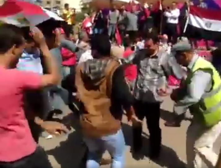 بالفيديو.. شاهد مؤيدي السيسي يرقصون على أنغام “فرتكة فرتكة”