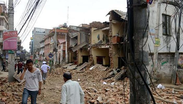 بالفيديو.. ارتفاع أعداد قتلى زلزال نيبال إلى 1400 قتيل