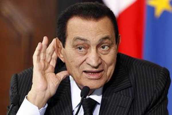 فيديو.. المخلوع يحيي مؤيديه من مستشفى المعادي العسكري