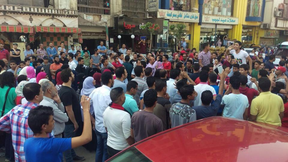 خدعة أمنية جديدة.. بالفيديو.. “مخبر” يحمل المتظاهر حتى يتم القبض عليه