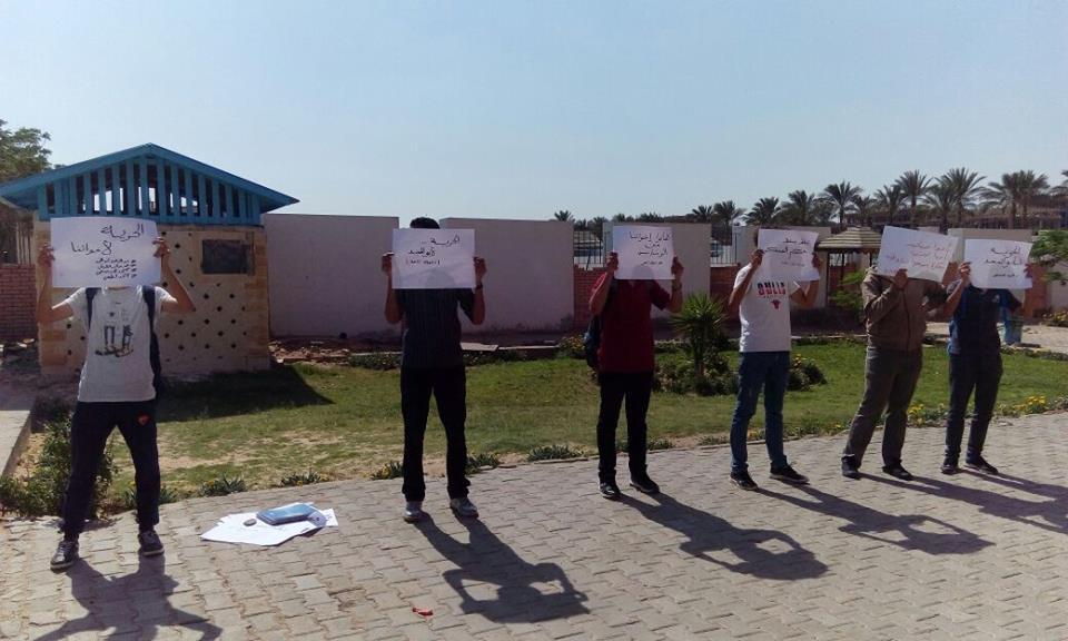 بالصور.. وقفة احتجاجية لطلاب معهد العاشر للإفراج عن معتقلي 25 إبريل