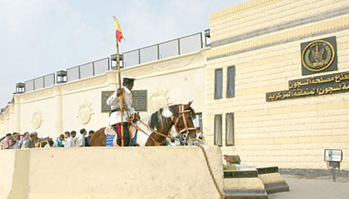 استمرار منع الزيارات عن “العقرب”.. ووفد قانوني يزور 9 قيادات غدا