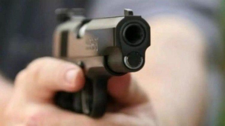 أمين شرطة يطلق الرصاص على سائق في النزهة