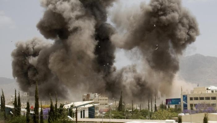 بالفيديو ..قناة فضائية تابعة للحوثيين تتعرض لقصف جوي على الهواء مباشرة