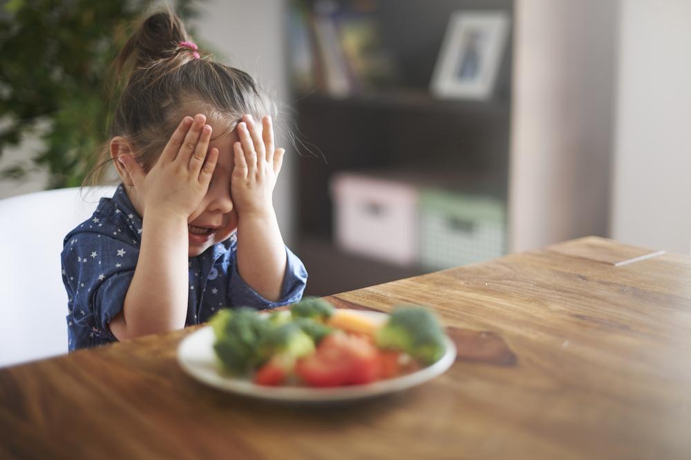 إلى الأمهات.. كيف تقنعن أطفالكن بتناول الخضراوات والفاكهة دون عناء