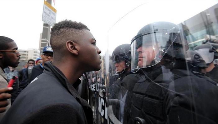 طلب الداخلية للشرطة الأمريكية بالرفق مع المتظاهرين  يثير سخرية النشطاء