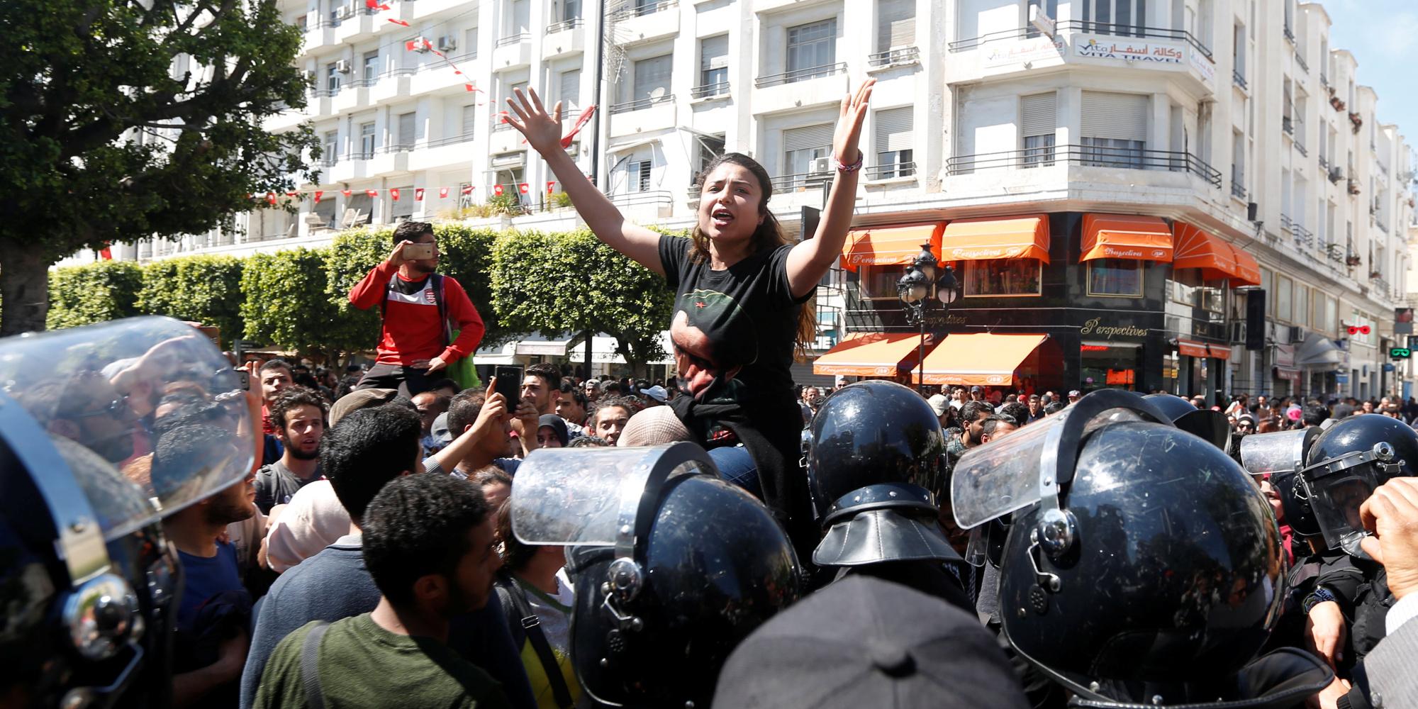 تونس: إقالة أكبر مسؤولين في ولاية تطاوين على خلفية الاضطرابات الشعبية