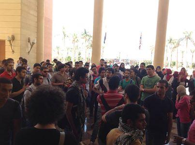 تظاهرة لطلاب الجامعة البريطانية تنديدًا بالحكم على 5 من زملائهم