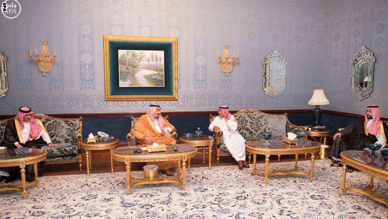 بالفيديو .. ولي ولي العهد يقبّل يد الأمير متعب.. ومقرن يكررها مع سلمان