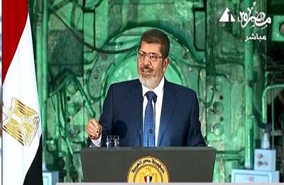 مرسي يؤم العمال في صلاة المغرب