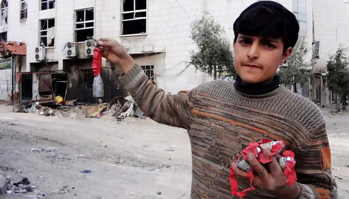 بالفيديو.. الأسد يقصف ريف دمشق بالقنابل العنقودية