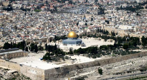 “حماس”: رفع الحظر العربي عن زيارة الأقصي مكافأة للصهاينة