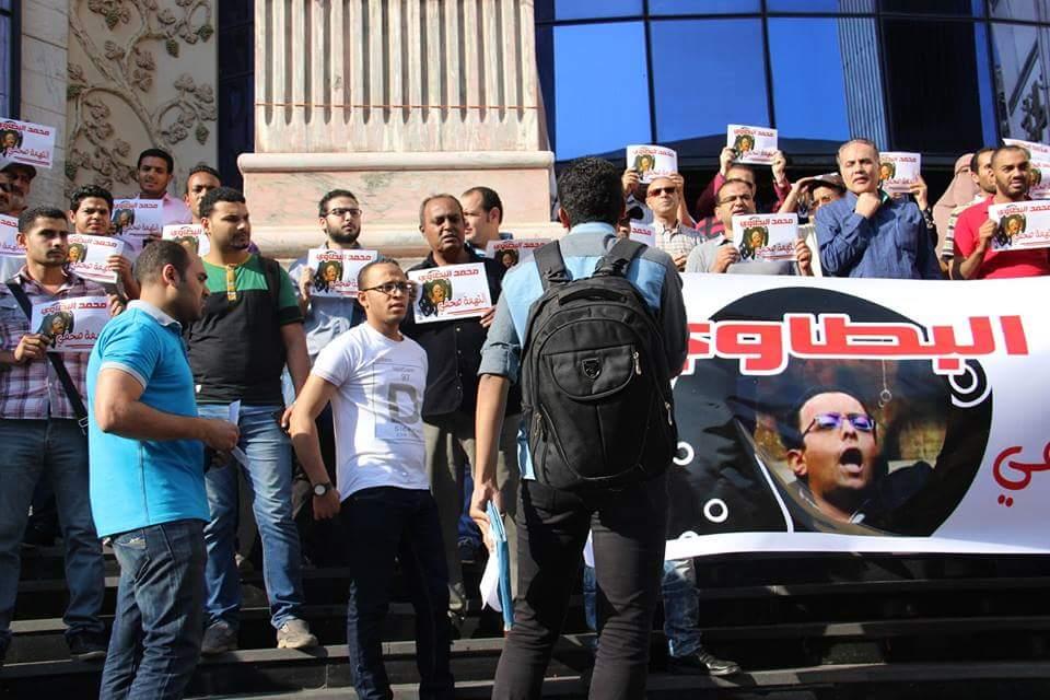 وقفة على سلالم “الصحفيين” احتجاجًا على اقتحام النقابة