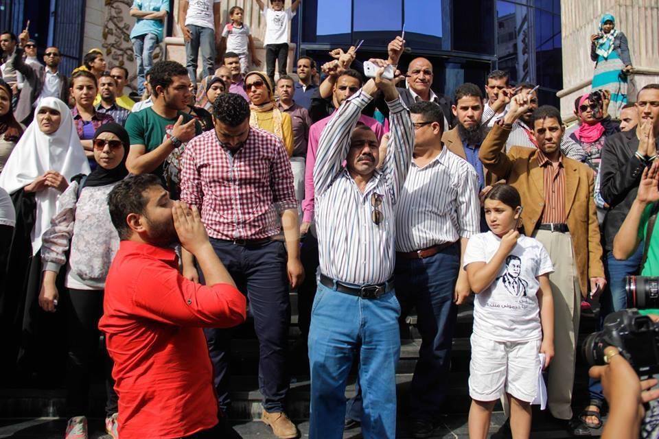 بالصور.. تظاهرة للصحفيين بعد إغلاق مداخل النقابة