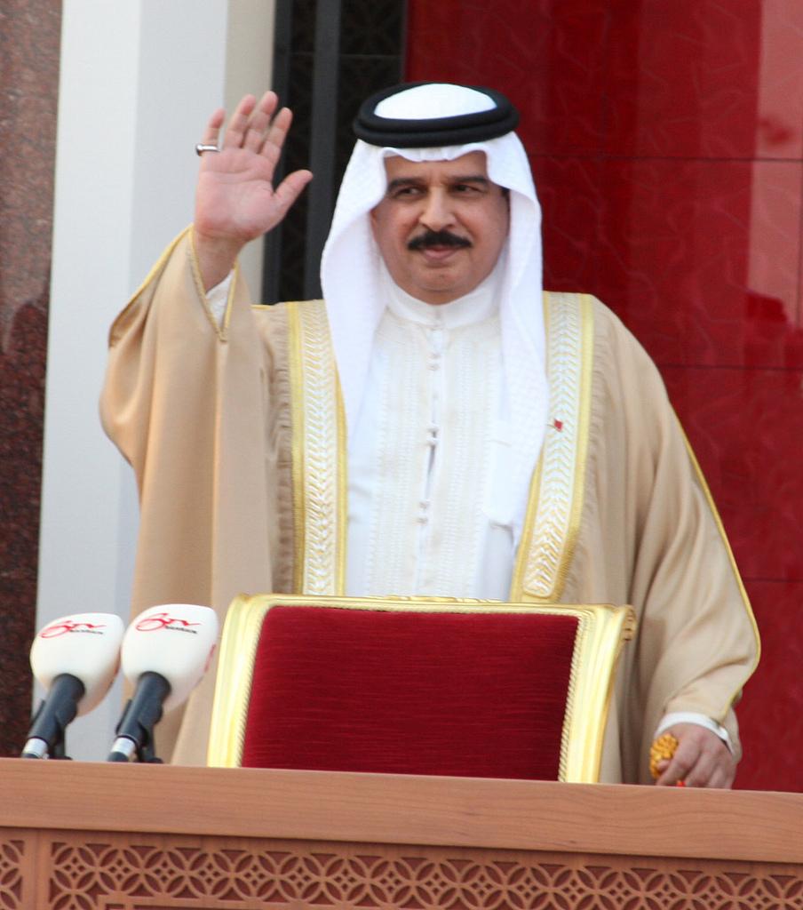 بالفيديو.. ملك البحرين يمارس السباحة والجولف في شرم الشيخ