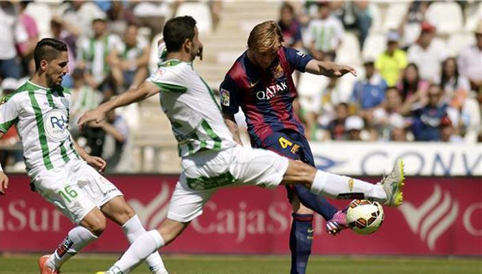 بالفيديو.. عدسة لاعب قرطبة توقف مباراة فريقه مع برشلونة