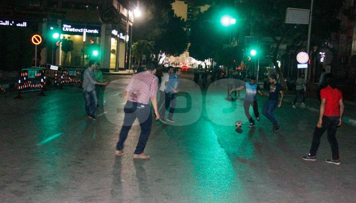 بالصور.. معتصمو نقابة الصحفيين يلعبون الكرة وسط حصار الأمن