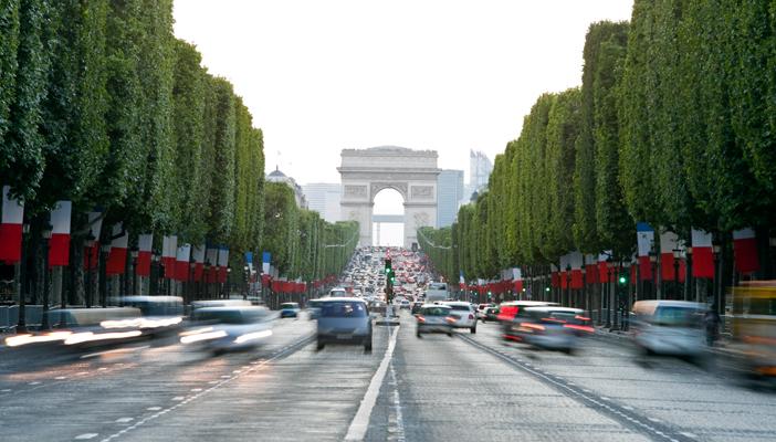 لمحاربة تلوث الهواء.. فتح شارع الشانزليزيه في باريس للمشاه فقط