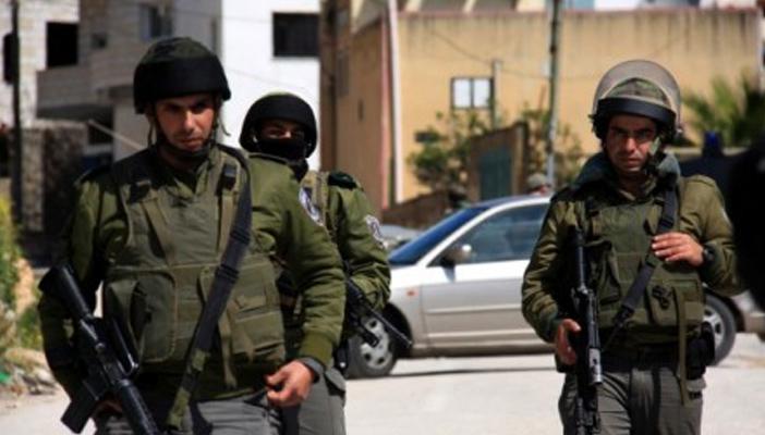 قوات الاحتلال تداهم مكاتب صرافة بالضفة بحجة تحويلها أموالًا لصالح حماس