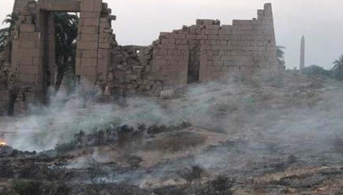 نشوب حريق في الحشائش المحيطة بسور معابد الكرنك