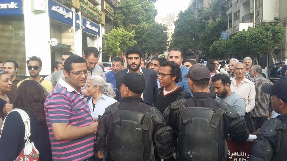 الأمن يمنع موظفي “الصحفيين” من الدخول ويسمح للأعضاء فقط