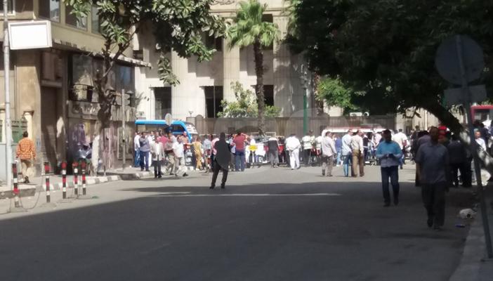 توافد الصحفيين لحضور الجمعية العمومية وتكثيفات أمنية بمحيط النقابة