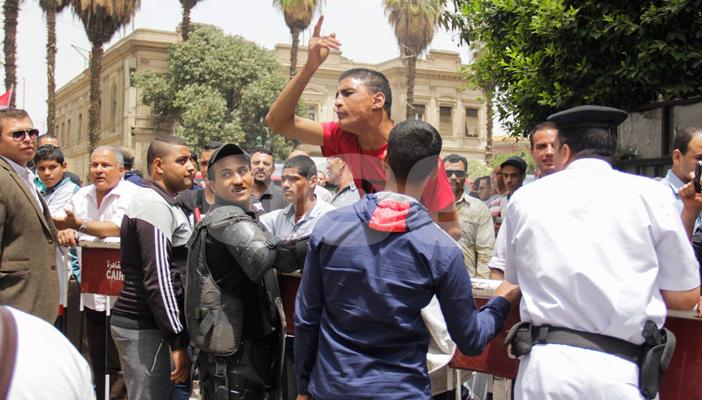 بالصور.. قوات الداخلية والبلطجية يمنعون الصحفيين من دخول النقابة