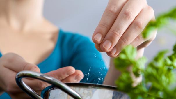 الملح يزيد ضغط الدم.. 9 أكاذيب صحية تعرَّف عليها