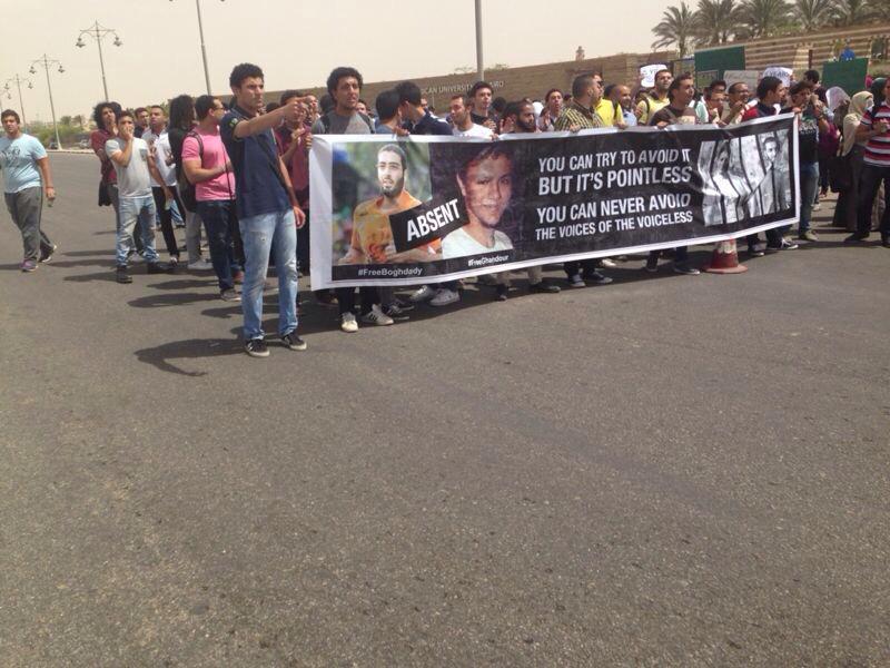 طلاب الجامعة الأمريكية يقطعون شارع التسعين تنديدا بسجن طالبين