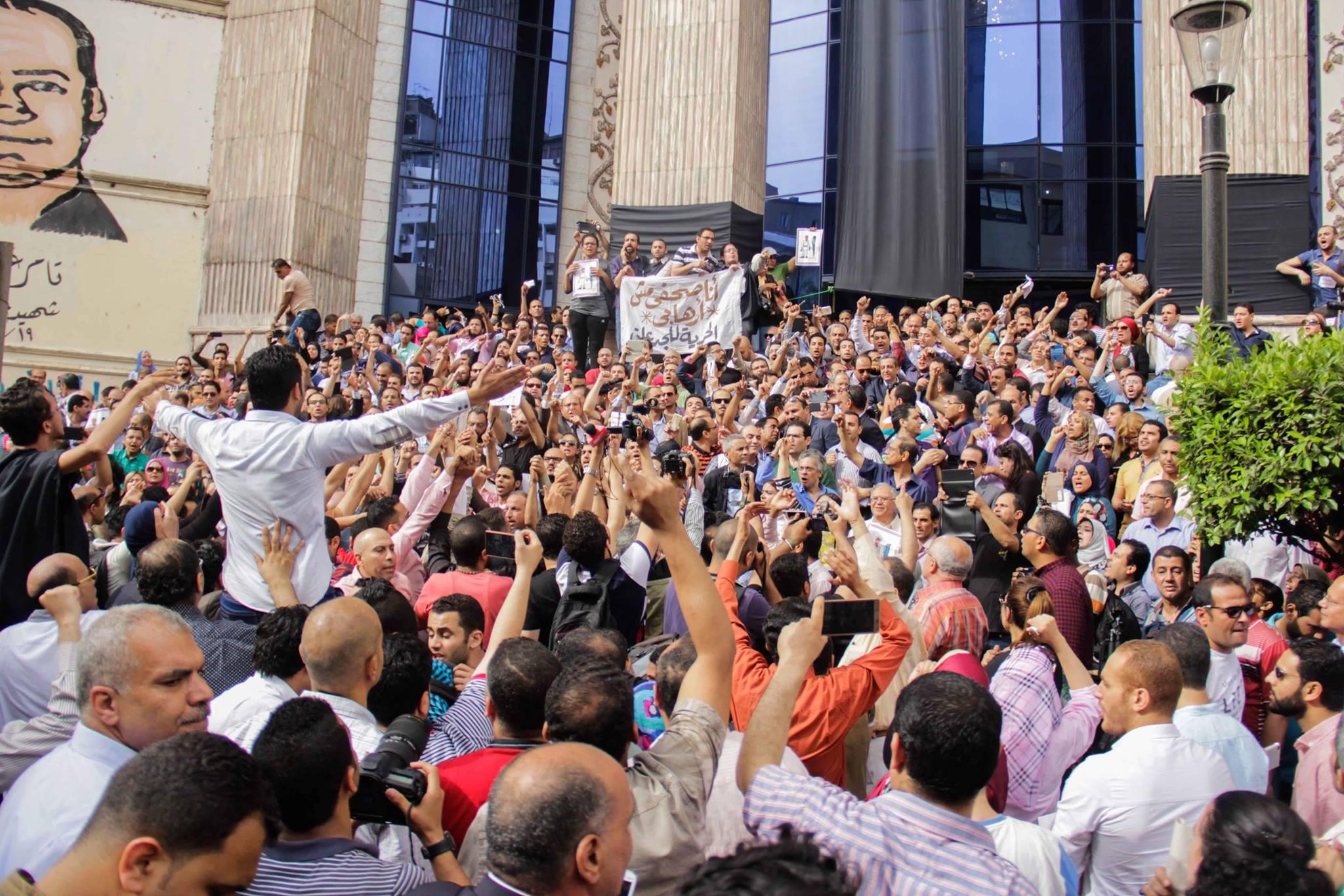 بالصور.. وقفة حاشدة للصحفيين المشاركين فى الجمعية العمومية للنقابة