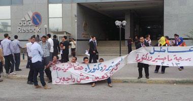 وقفة لحملة الماجستير أمام منزل محلب للمطالبة بتعينهم