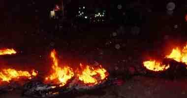 أهالي ميت غمر يقطعون الطريق احتجاجا على قطع الكهرباء