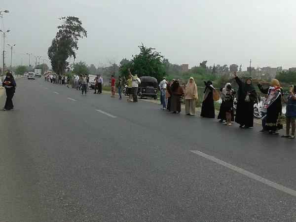 سلسلة بشرية لرافضي الانقلاب فى “شيوة” بالدقهلية