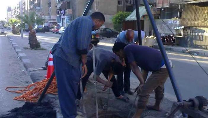 بعد سقوط طفل بأحد المطابق.. التحقيق مع مسؤولين بـالصرف الصحي بالقاهرة