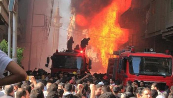 12 سيارة إطفاء لإخماد حريق هائل بمصنع ملابس في عين شمس