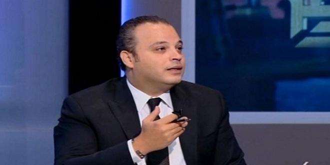 بالفيديو.. سماعة “الإيربيس” تفضح تامر عبدالمنعم على الهواء