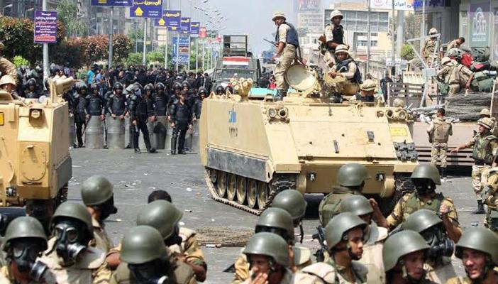 الجيش والشرطة.. من تمرد الأمن المركزي لهتاف العسكر “الداخلية بلطجية”