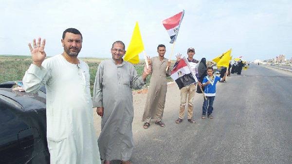 سلسلة بشرية فى “سوق الثلاثاء” ببلطيم  تنديدًا بالانقلاب