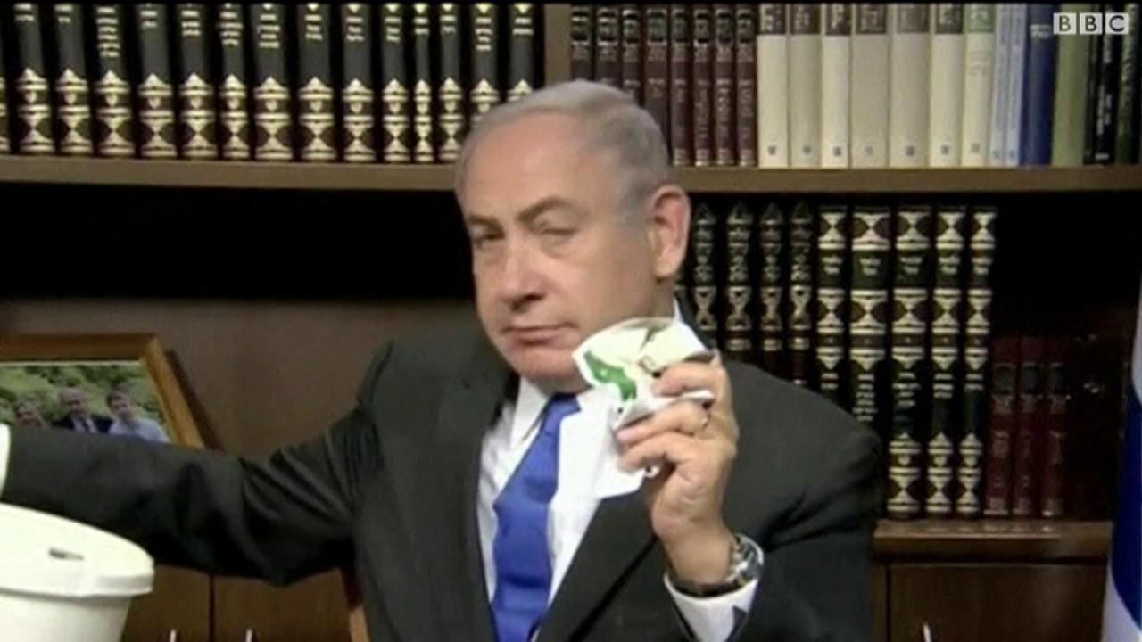 نتنياهو يُظهر غضبه ويمزّق “وثيقة حماس” في 97 ثانية.. تعرّف على الأسباب