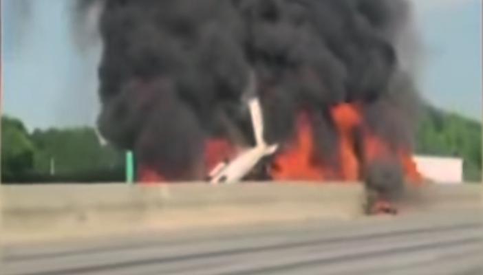 شاهد : لحظة تحطم طائرة على طريق سريع بولاية أميريكية