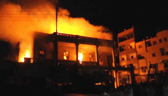 الدفع بــ3 سيارات إطفاء للسيطرة على حريق “التموين”