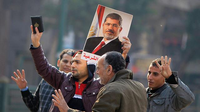 قيادي بالإخوان يكشف حقيقة تنازل الجماعة عن عودة محمد مرسي