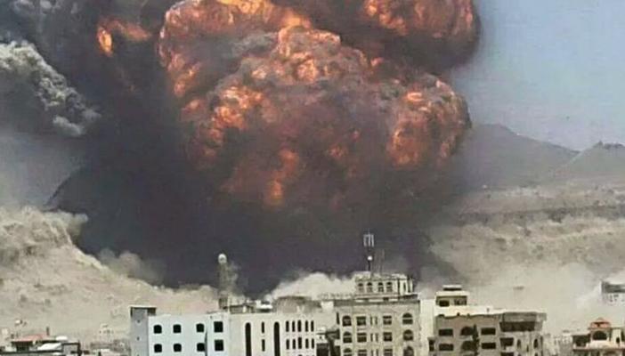 كتلة من اللهب تغطي سماء صنعاء بعد انفجار مستودع أسلحة