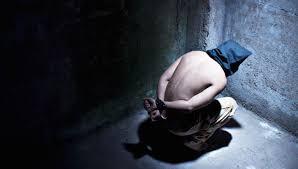 الأهالي يجددون الشكوى.. كلاب بوليسية وتهديد بالتصفية داخل “العقرب”