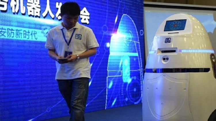 بالفيديو.. “روبوت” صيني جديد يحل محل الشرطي وقادر على صعق المتظاهرين