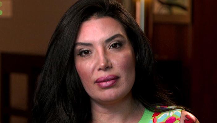 بالفيديو.. إماراتية لعبير صبري: “ما ترتدينه لا يليق إلا بفتاة ليل”